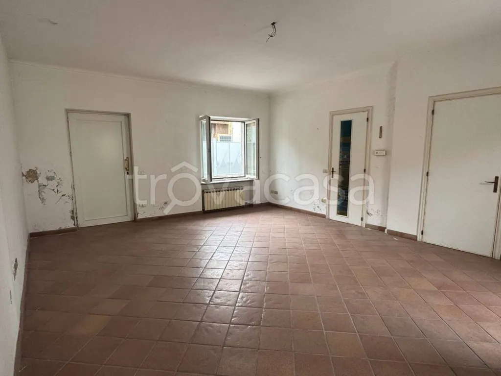 Toad - Two-Storey House with Balcony in Vische