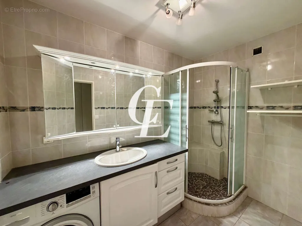 Bathrooms - 4-room apartment in Saint-Etienne