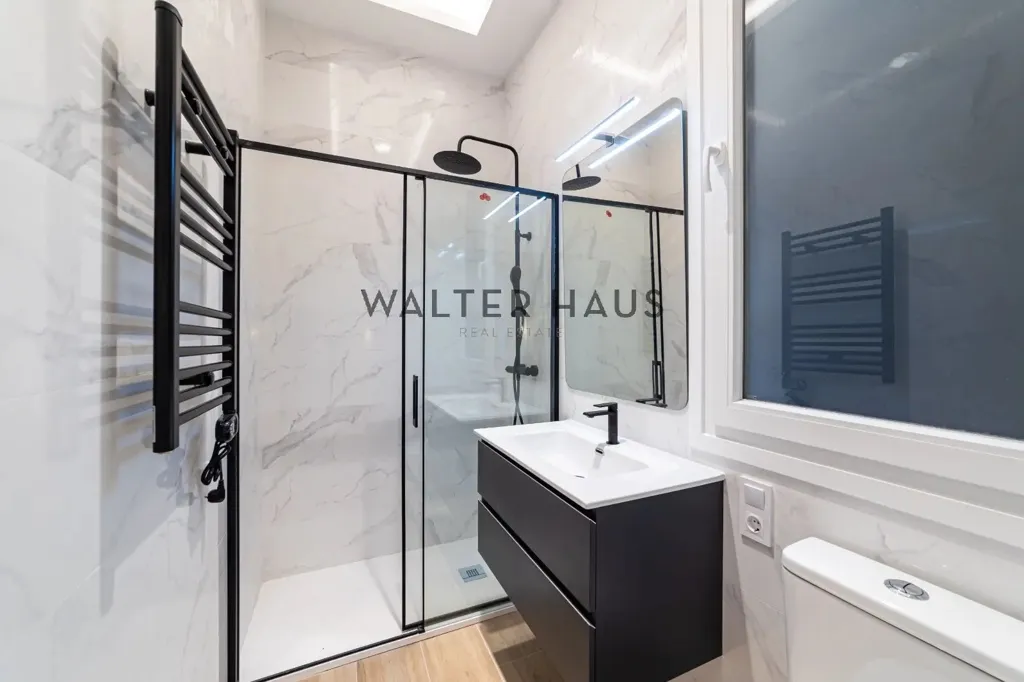 Salles de bain - Modern Apartment with Mountain View in Madrid