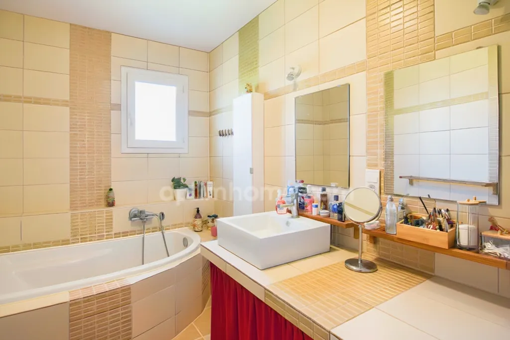 Salles de bain - Maison Contemporaine avec Piscine sur les Hauteurs d'Auch