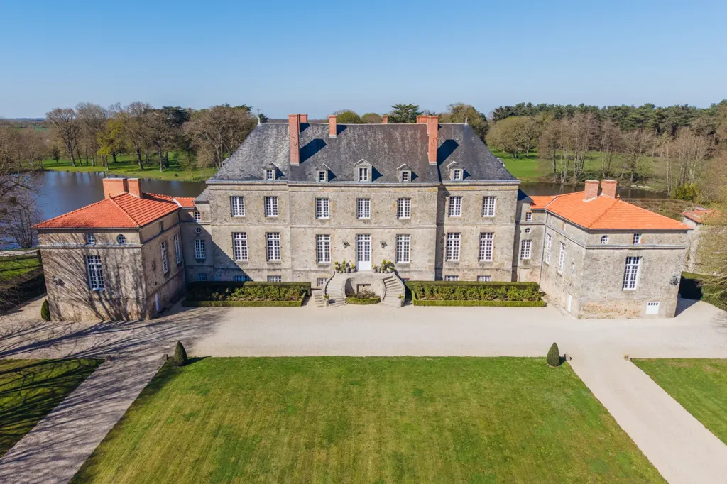 Vue aérienne - Château du XVIIIe avec Domaine de 42 ha près de Nantes