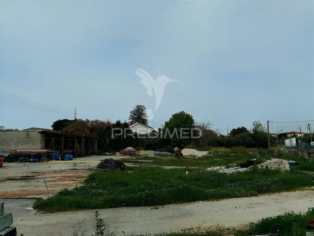 Garden - Commercial Warehouse with Land in São Pedro