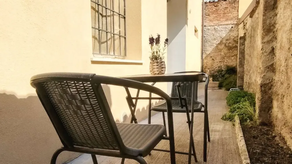 Aed - Studio with Private Courtyard in Cento
