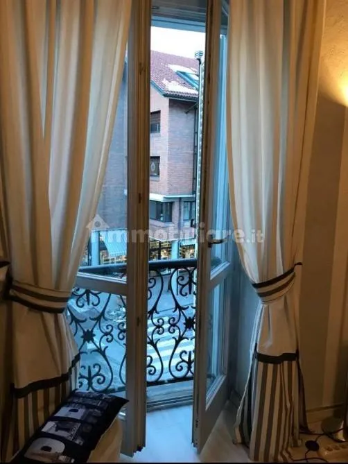 Chambres - Restored Studio with Corso View in Mondovì