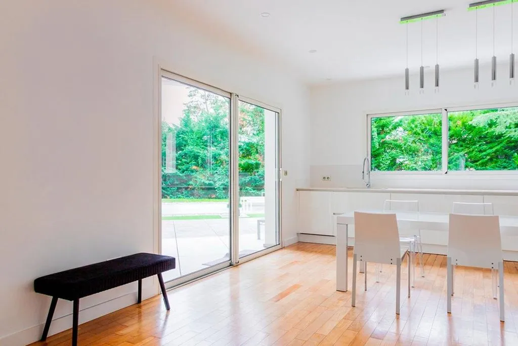 Salle à manger - Maison Contemporaine avec Piscine à Ecully