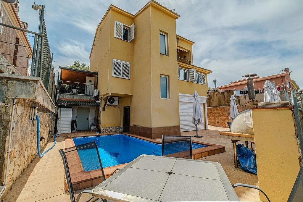 Bassein - Chalet with Pool and Terrace in Abrera