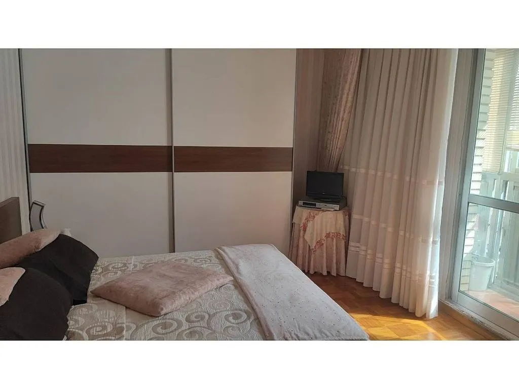 Chambres - 3-Bedroom Flat with Balcony in West