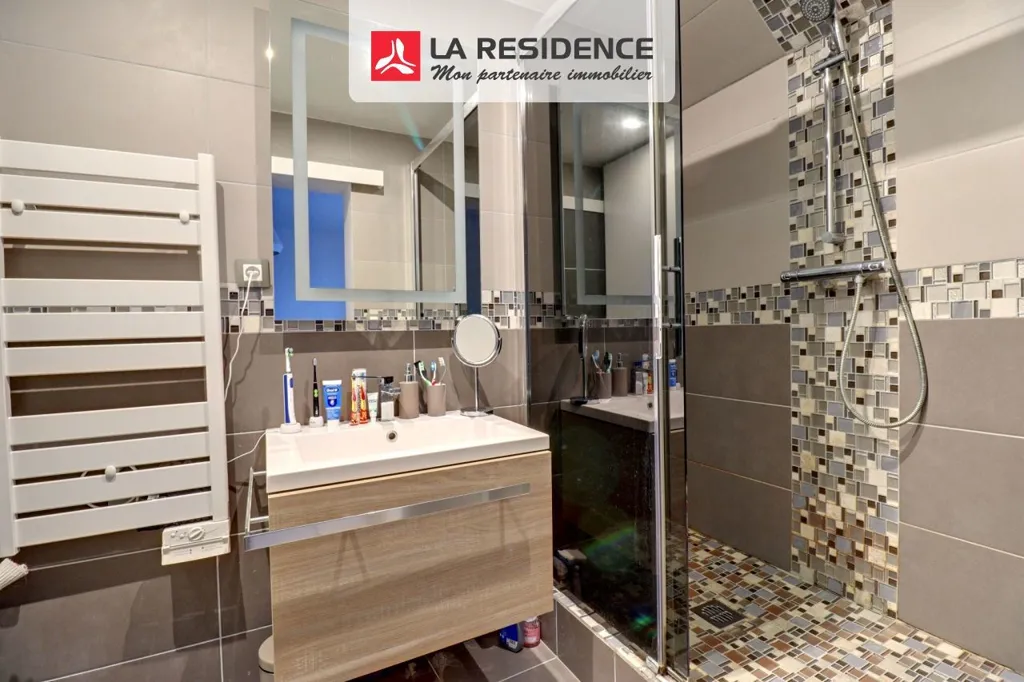 Salles de bain - Maison de 6 Pièces avec Jardin près de la Gare