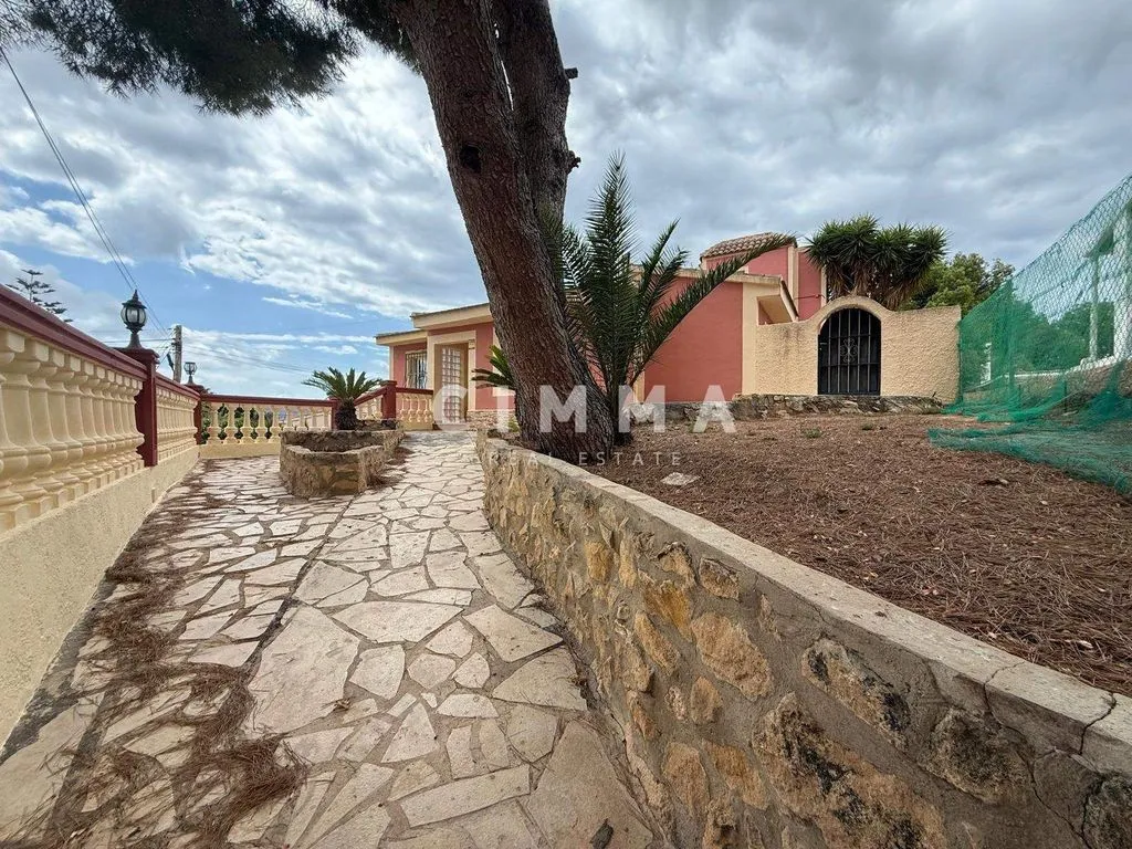 Välivaade - Five-Bedroom Chalet with Large Plot in La Nucía