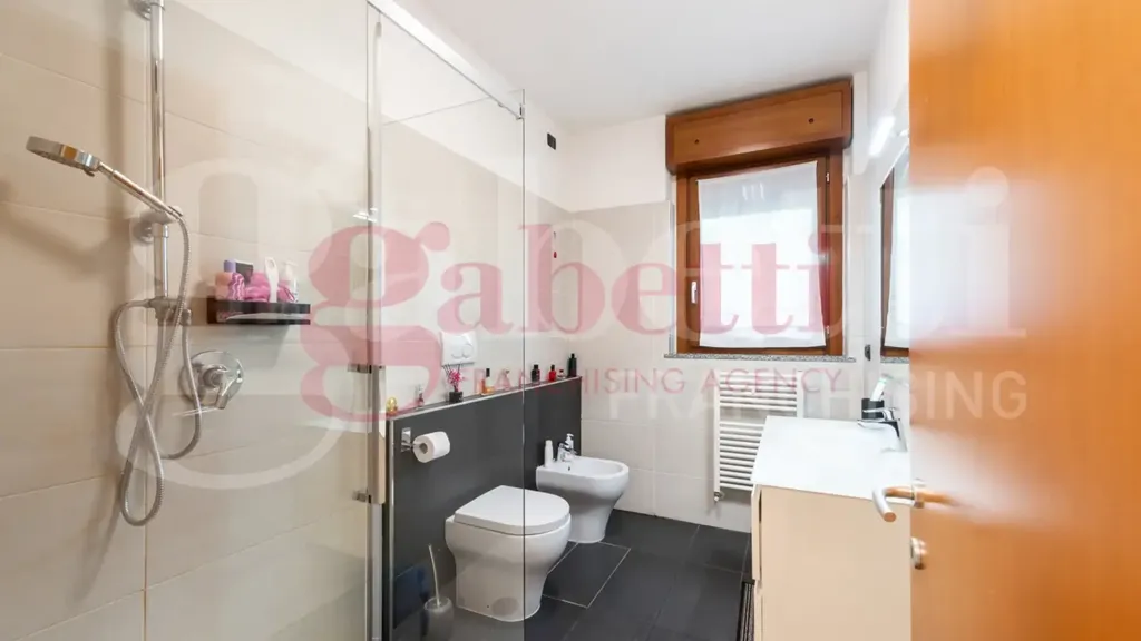 Salles de bain - Modernised 2-Bedroom Apartment in Milan