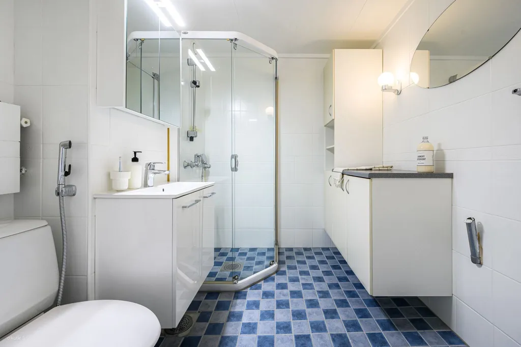 Salles de bain - Modernised Apartment with Balcony in Kivenlahti, Espoo
