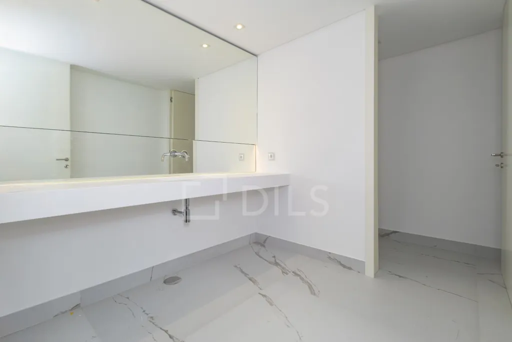 Bathrooms - Contemporary T5 with Pool in Loulé