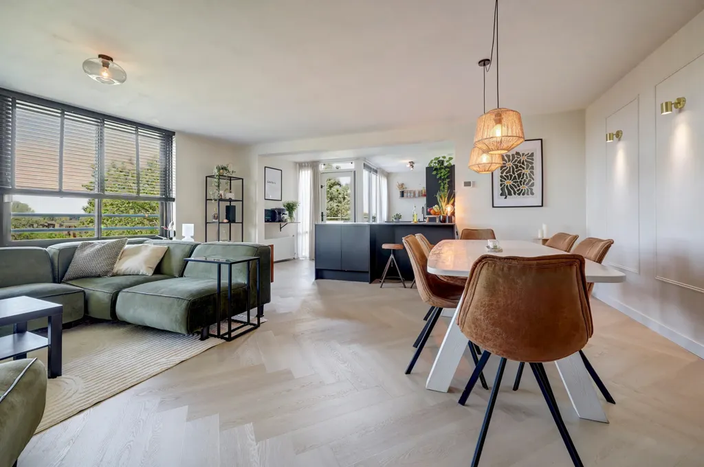 Soggiorno - Modernised 3-Bedroom Apartment with Balcony in Westerpark