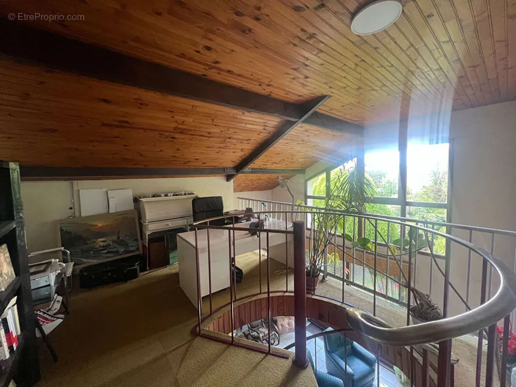 Toad - 1960s House with Garden in Brie Comte Robert