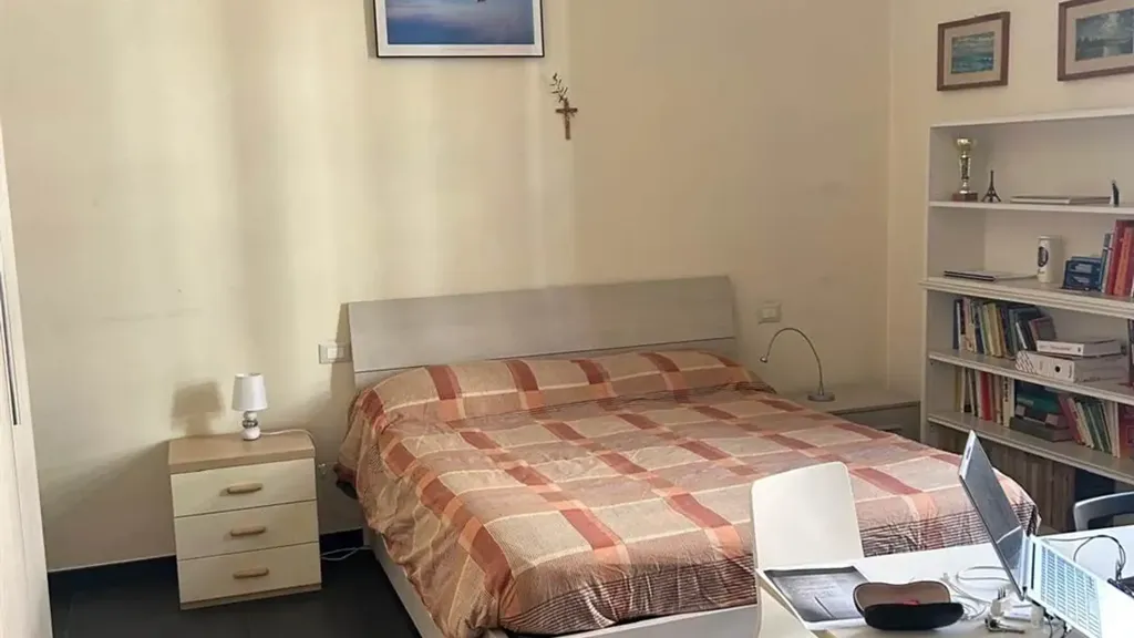 Chambres - 7-Room Apartment with Balcony in Florence