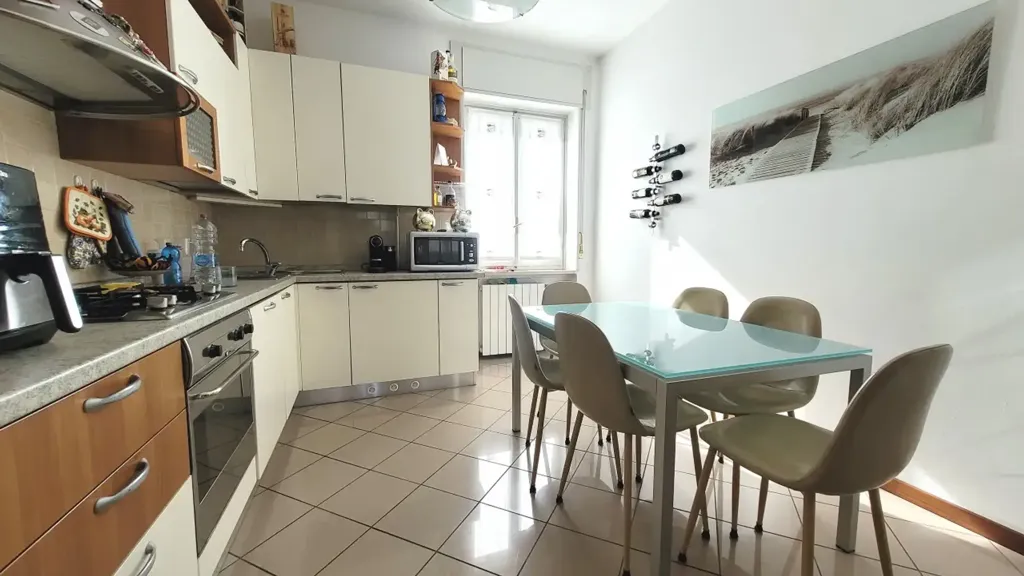 Salle à manger - Central Trilocale with Balcony in Bovezzo