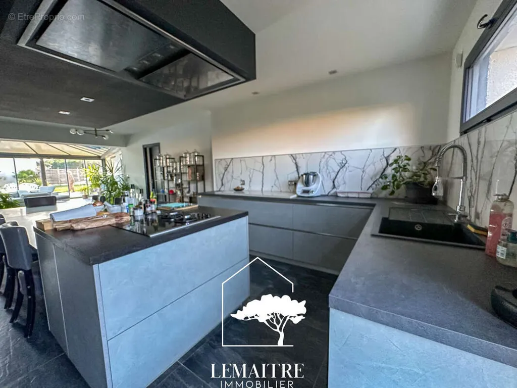 Cuisine - Maison Contemporaine avec Piscine aux Mathes