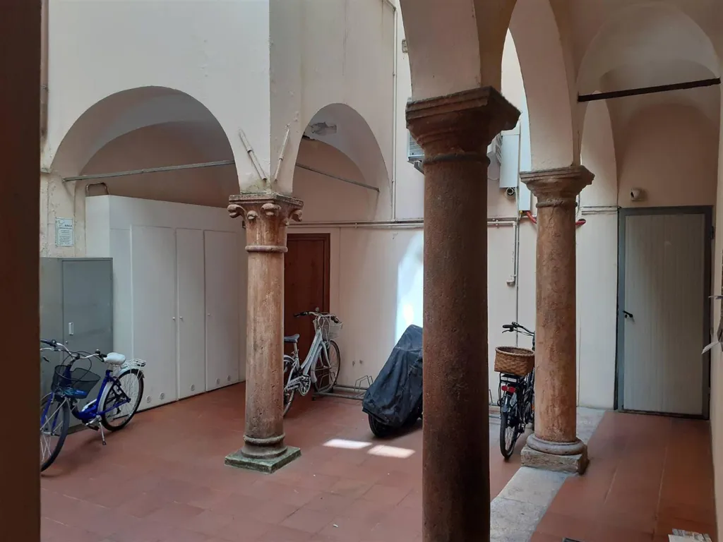 Entrée - Historic Building with Potential for Apartments in Mantova