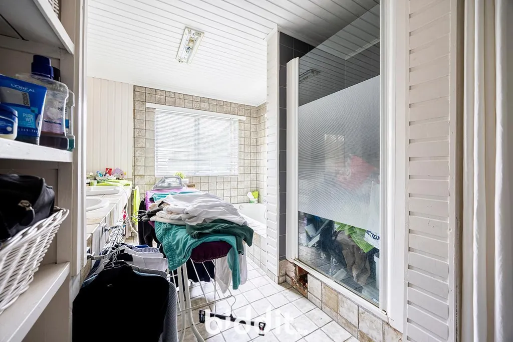 Salles de bain - Maison avec Garage et Véranda à Wilrijk