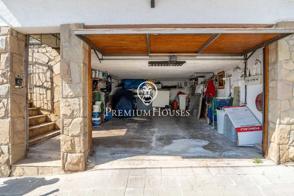 Garage - Luxury House with Pool in Castelldefels