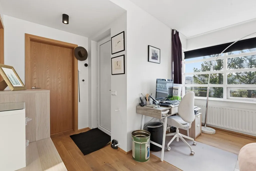 Kabinet - Three-Storey Apartment with Sea View in Hafnarfjörður