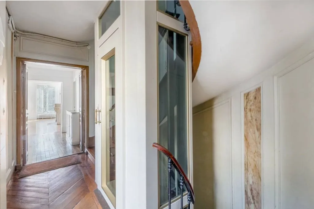 Hallway - Luxury Apartment with City View in Paris
