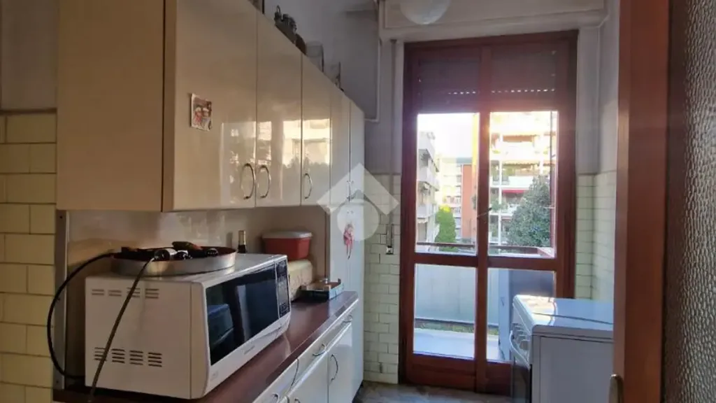 Cuisine - Five-Bedroom Apartment with Balcony in Milan