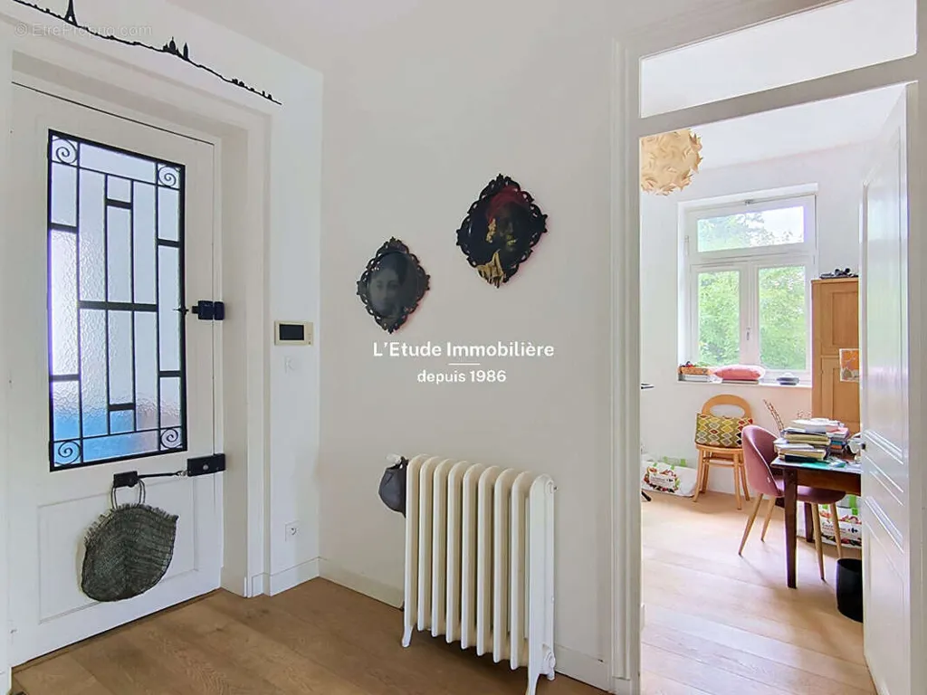 Entrée - Duplex de 7 Pièces avec Terrasse à Lyon 4ème