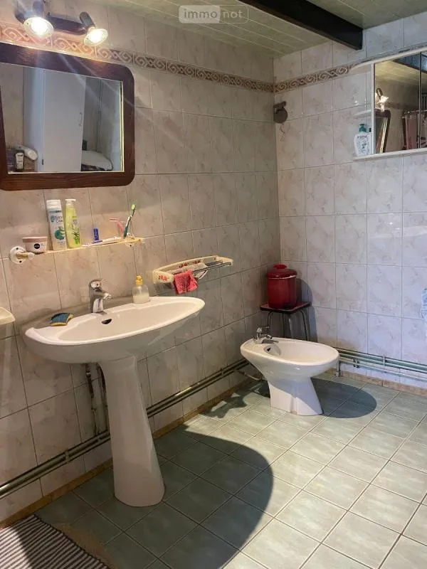 Salles de bain - Maison Ancienne en Pierre avec Jardin à Parcoul-Chenaud