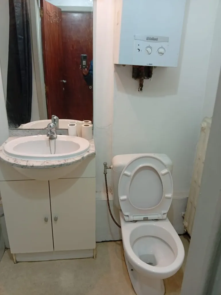 Bathrooms - Spacious 2-Bedroom Apartment in Charleroi Centre