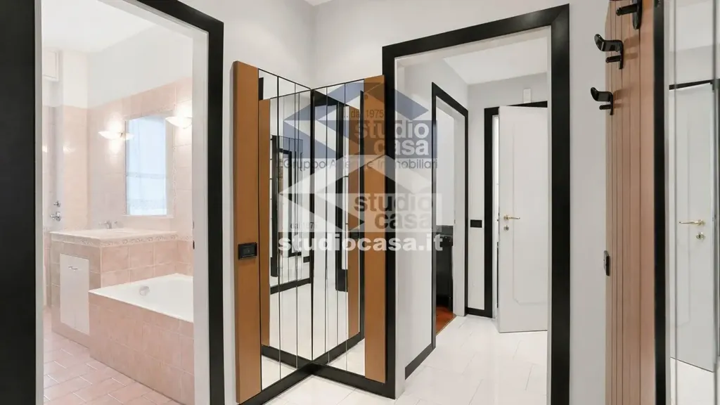 Entrée - Rearranged Apartment with Terrace in Milan