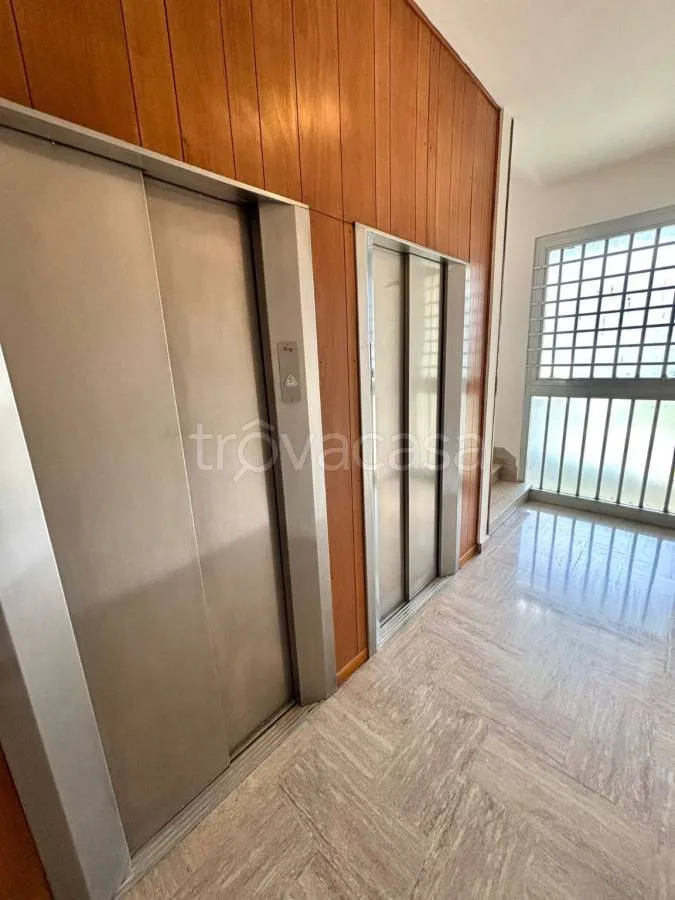 Esik - Spacious Apartment with Balcony in Modena