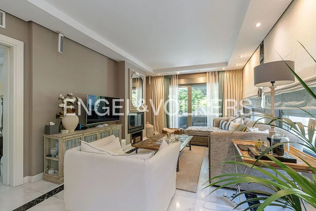 Chalet with Pool and Terrace in Aravaca