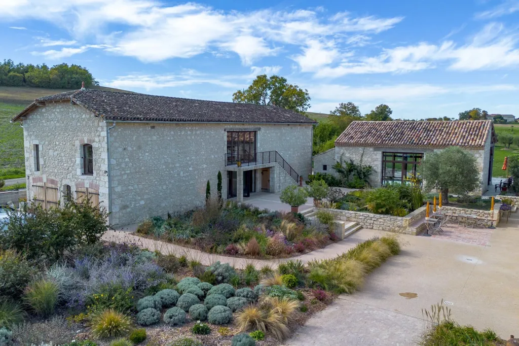 Vue aérienne - Domaine de Prestige avec Piscine Intérieure