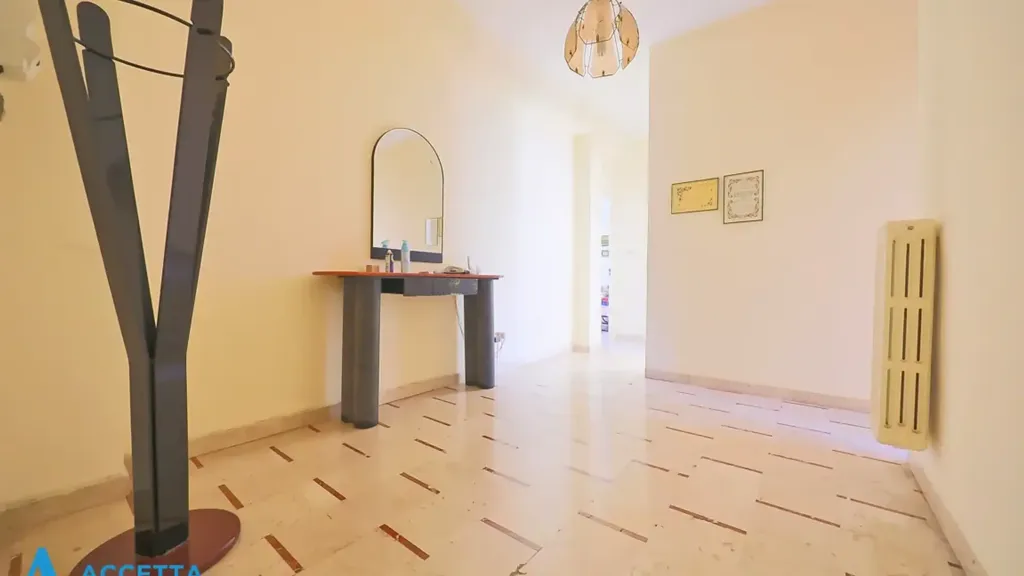 Entrée - Two-Bedroom Apartment with Balcony in Taranto