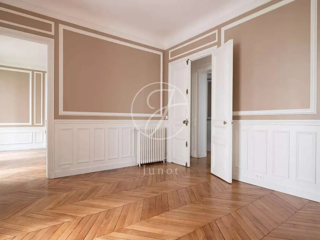Pièces - Appartement de 5 Pièces avec Cour Arborée à Paris 75017