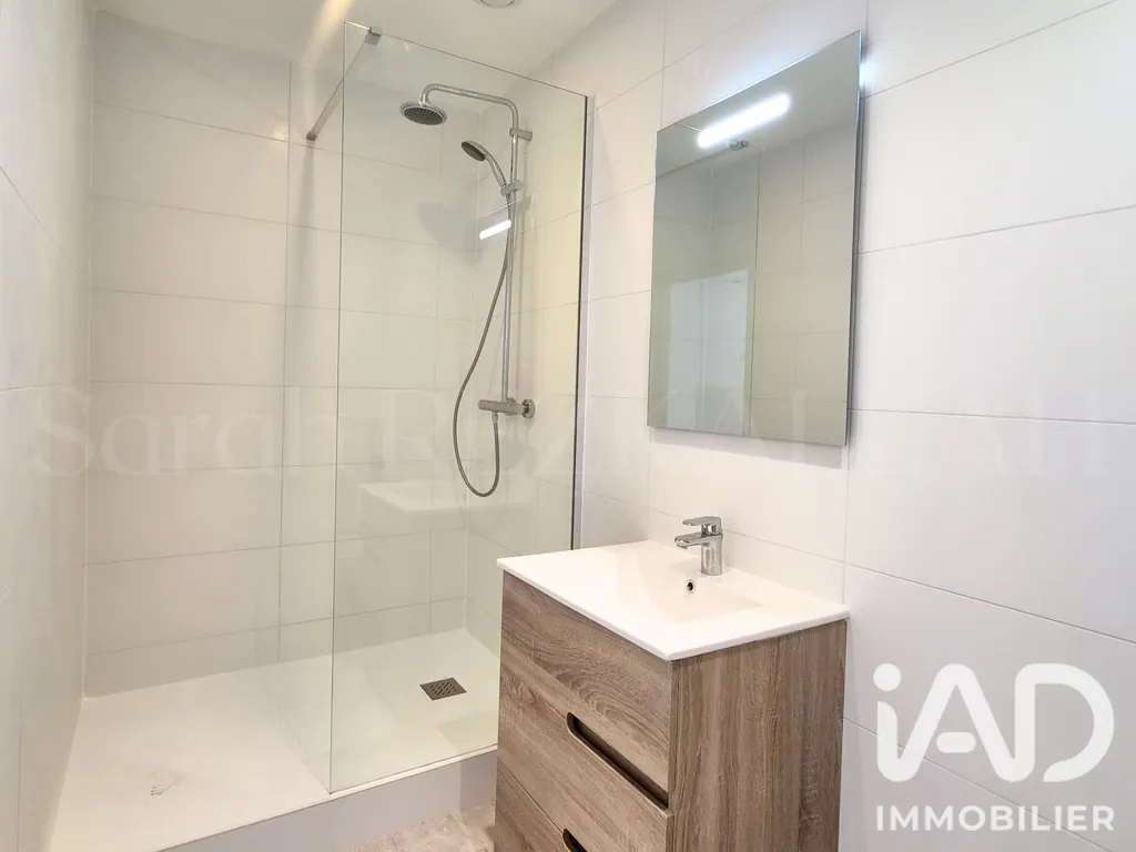 Bathrooms - Renovated 3-Bed Flat near Bondy Station