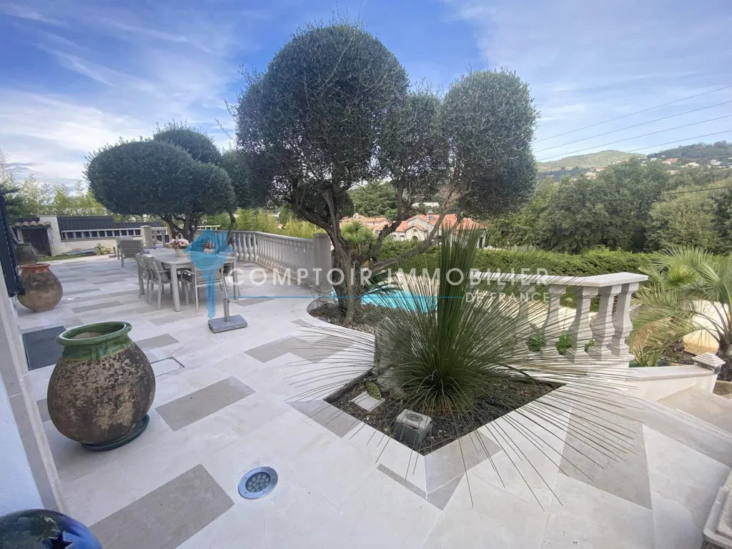 Terrasse - Villa de Luxe avec Piscine à Mandelieu la Napoule