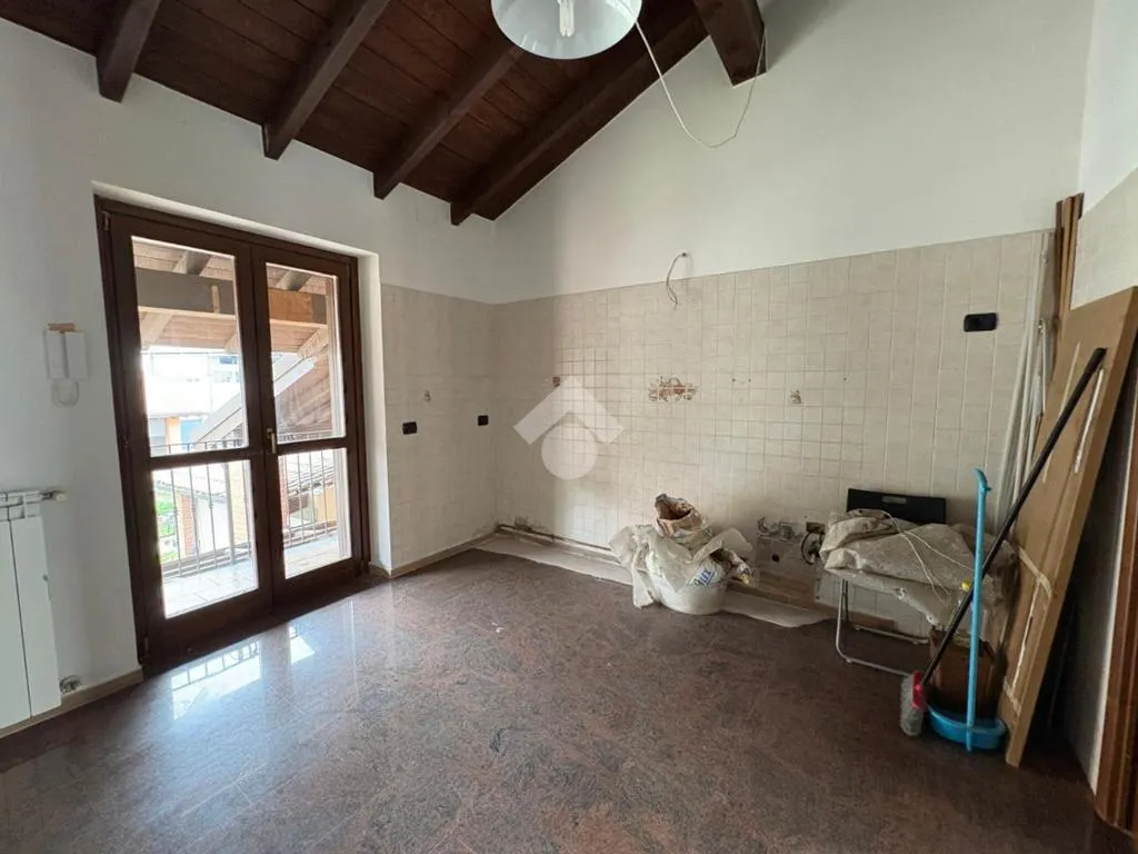 Rooms - Spacious 4-Bedroom Apartment in Sozzago