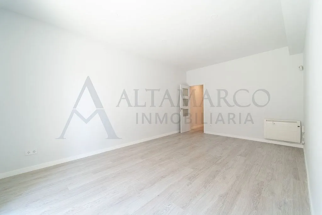 Rooms - Reform Apartment with Balcony in Barcelona