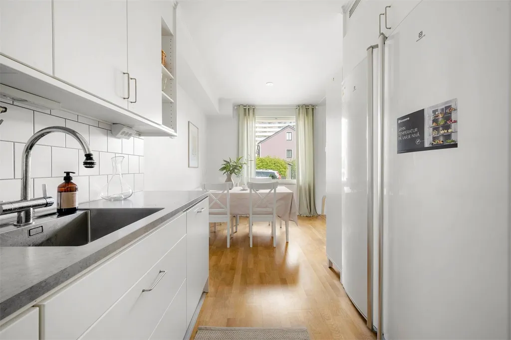 Köök - Modern Apartment with Large Balcony in Vällingby