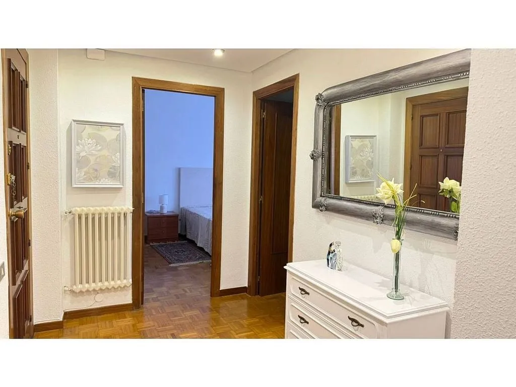 Entrée - Furnished Flat with Balcony in Central Location