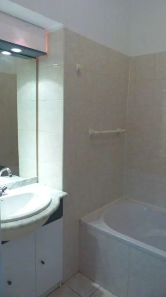 Salles de bain - Appartement 2 Pièces avec Stationnement à Pau