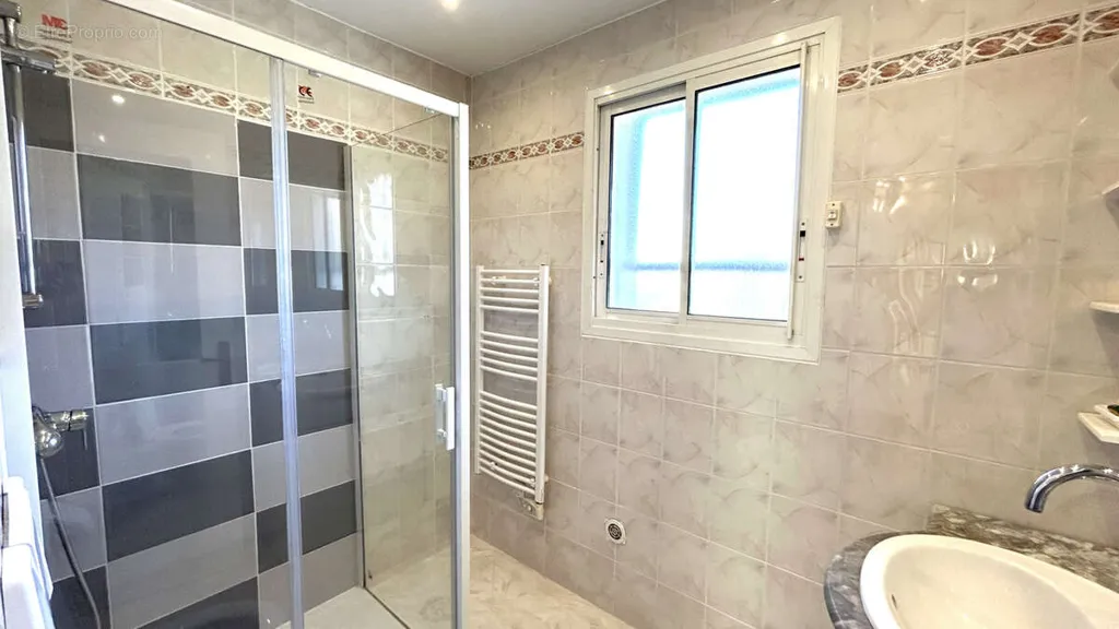 Vannitoad - Seafront Villa with Balcony in Solviou