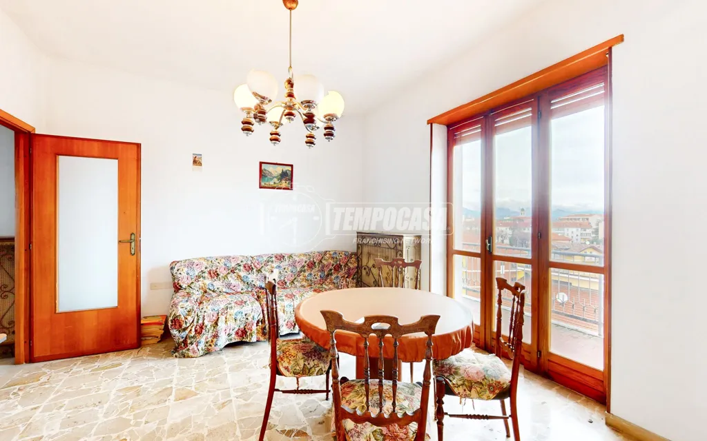 Söögituba - Three-Bedroom Flat with Panoramic View in Orbassano
