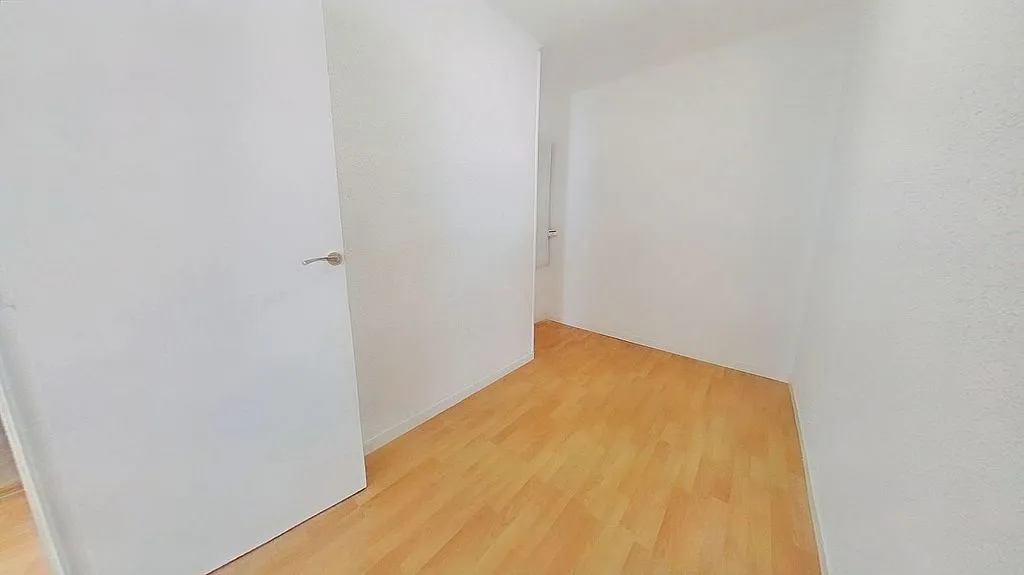 Toad - Three-Bedroom Flat with Metro Access in Verdun