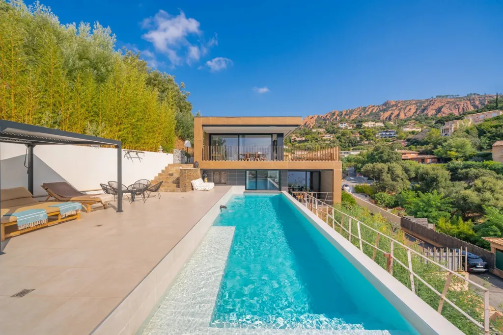 Piscine - Villa Contemporaine avec Vue Panoramique sur la Mer à Saint-Raphaël