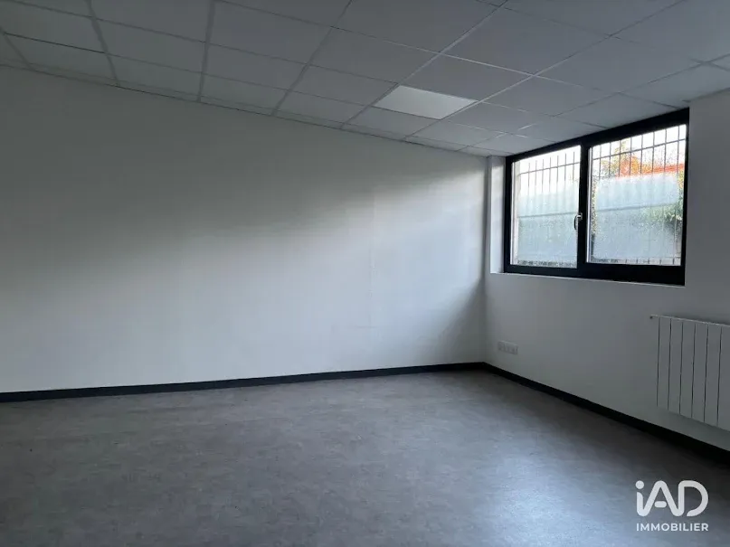Toad - Warehouse with High Ceilings in Le Mesnil-Saint-Denis