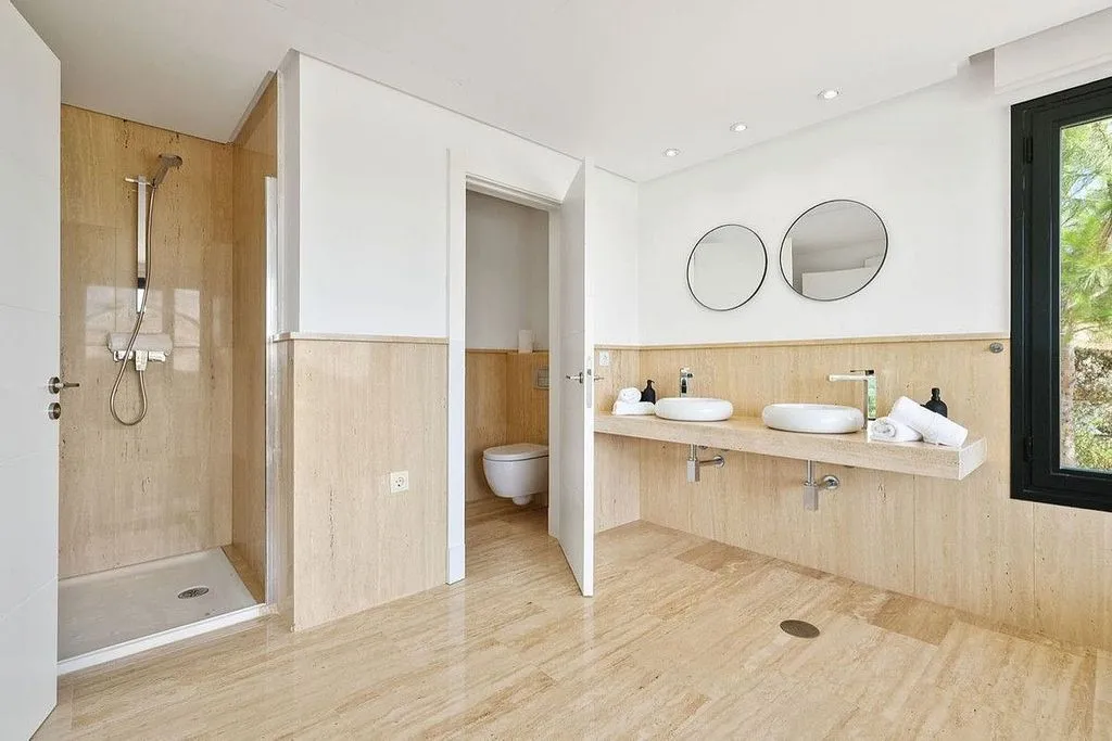 Bathrooms - Chalet with Pool and Terrace in Sotogrande