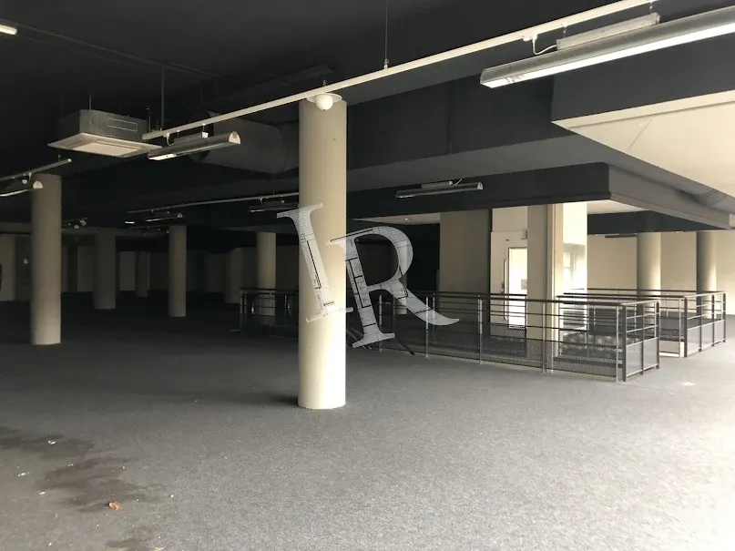 Pièces - Locaux commerciaux en centre-ville au Puy-en-Velay